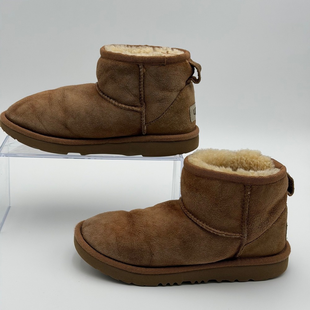 UGG Classic Mini II Kids 2 Chestnut Suede Sheepskin Lined Ankle Boots 1017715K